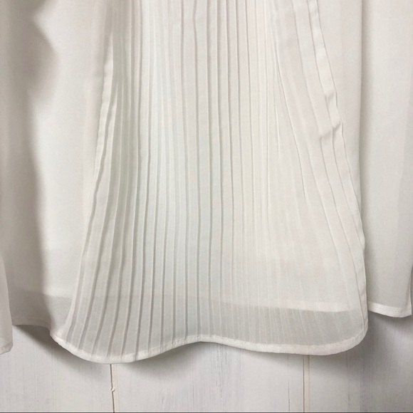 NWT Vero Moda White Flowy Blouse w Pleated Back - Picture 5 of 7